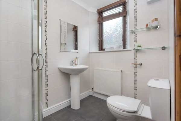 Bedroom 2 en suite
