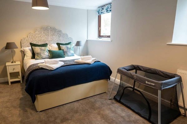 Bedroom 5 with child cot