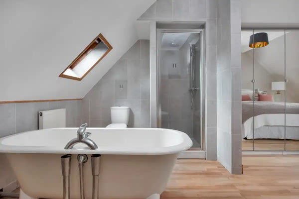 Bedroom 6 en suite with bath