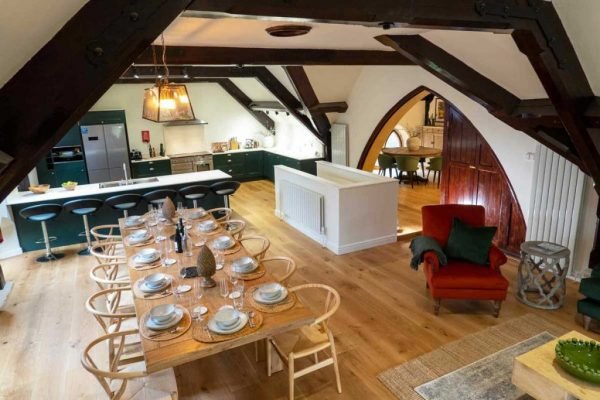 Full kitchen dining area