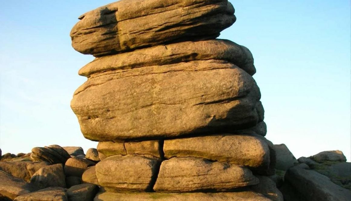 Millstone grit boulder at Higger Tor, by Oosoom